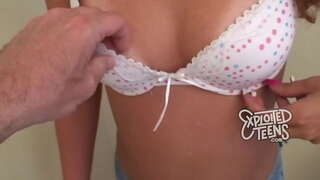 19 سنة من العمر الساخنة في سن المراهقة الملاعين ويحصل الفم الكامل من نائب الرئيس