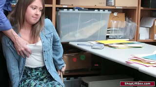 ברונעט מיידל איז געכאפט שאַפּליפטינג און דער אָפיציר פּאַנישאַז איר.ער גראָפּעס איר קליין טיץ און דאַמאַנייץ איר צו געבן אים אַ bj.דעמאָלט ער באַנגס איר לאָך