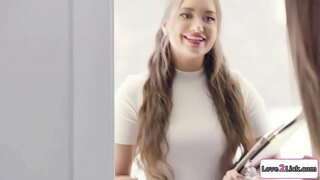 Bröllop planerare förför ett par och onanera deras fittor och övertygar dem till att ha en 3some.Hon slickar blondes fitta som hennes busty flickvän facesits henne