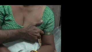 Pas de la mare amb el seu calenta fill compartir llit individual