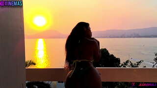 Casal tramitar na varanda e gozando gostoso mentre que com a vaixells passavam no mar