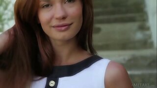 Lindo Europeia adolescente Carolizi brincando ao ar livre