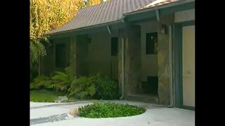 Cendhak rambut cah ayu moans nalika nitih amba kontol dening dheweke asshole ing pisanan