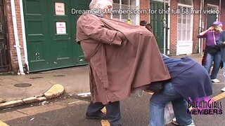 Hot Milfs Hit Auf Den Straßen Für Glasperlen In New Orleans