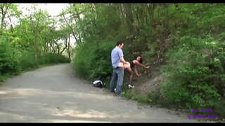 Ze raken elkaar in een bar en dan gaan ze neuken in de openbare tuinen