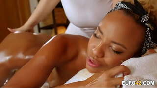 Geölte massage besser mit meiner lesbischen masseur
